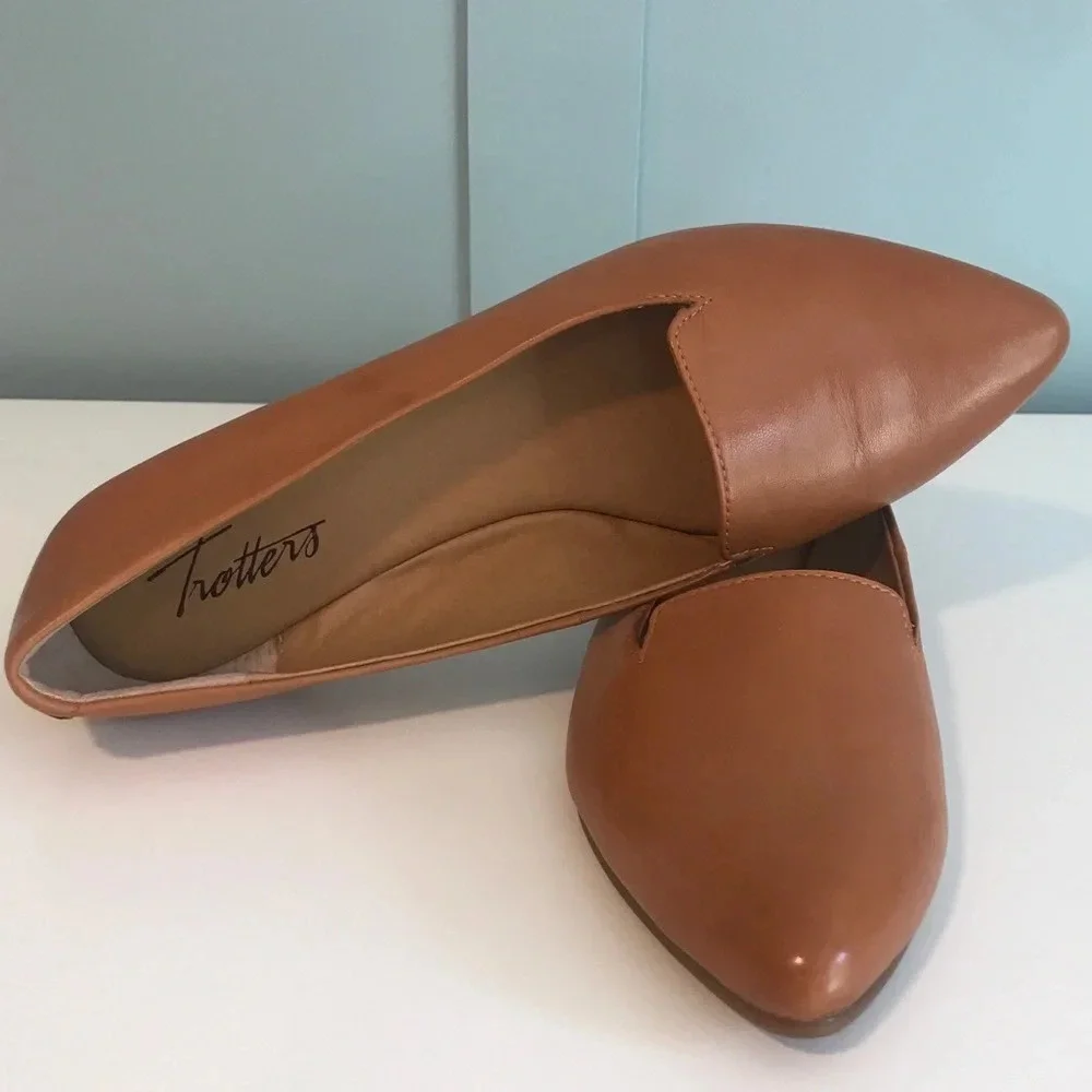 Trotters Women's Pointed Toe Leather Flats in Tan